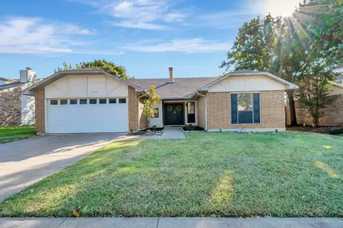 2528 Cottonwood Ln, Bedford, TX 76021