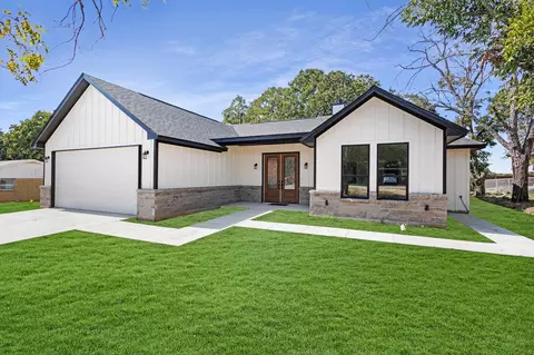 821 Vickie Dr, Azle, TX 76020