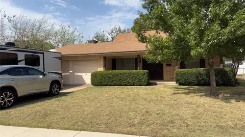546 Blueberry Ln, Grand Prairie, TX 75052