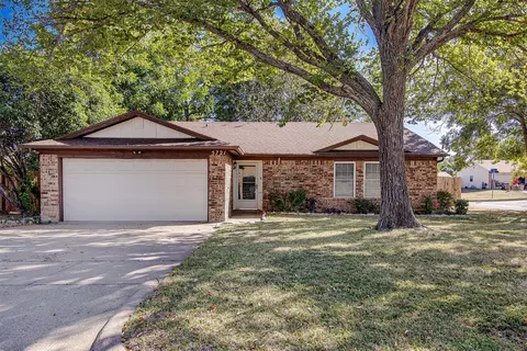 5721 Willow Elm Dr, Arlington, TX 76017
