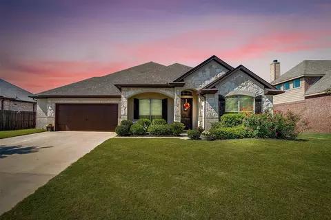 405 Lake Park Dr, Midlothian, TX 76065