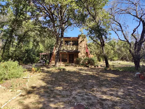 1304 Dublin St, Grapevine, TX 76051