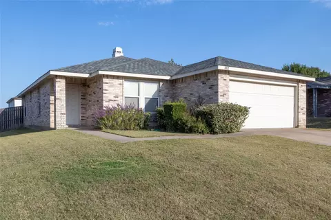 8812 Swan Park Dr, Denton, TX 76210