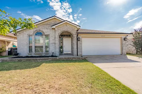 2737 Castro Ln, Fort Worth, TX 76108