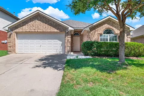 8736 Lariat Cir, Fort Worth, TX 76244