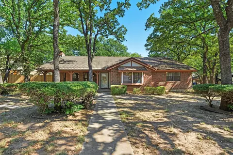 1029 Wood Ridge Dr, Azle, TX 76020