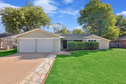 1009 Locust St, Benbrook, TX 76126