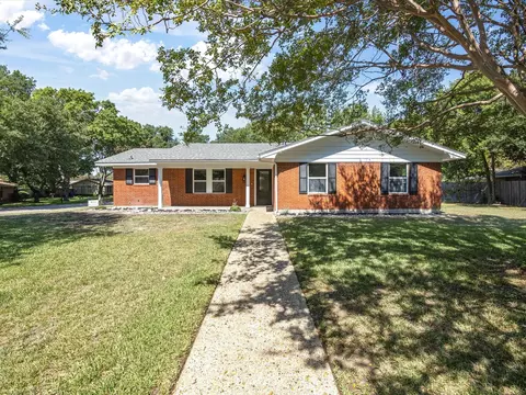 601 Cooper St, Ennis, TX 75119