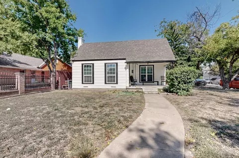 1100 W Waggoman St, Fort Worth, TX 76110