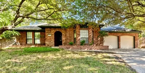 901 Clemson Ct, Arlington, TX 76012