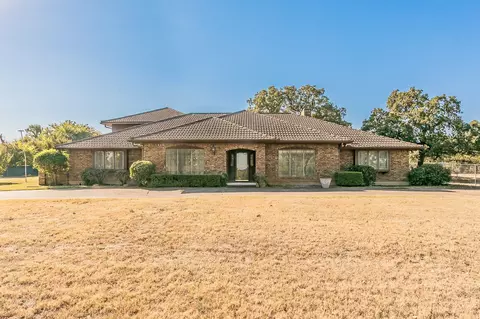 7800 Meadowbrook Dr, Fort Worth, TX 76112