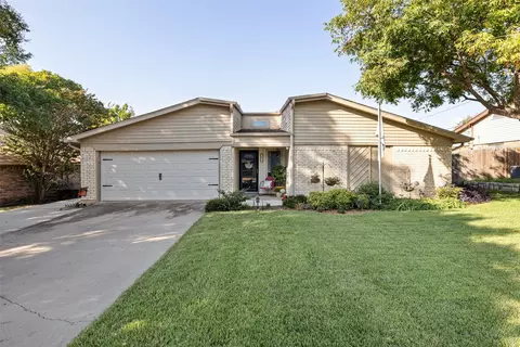 1024 Fox River Ln, Fort Worth, TX 76120