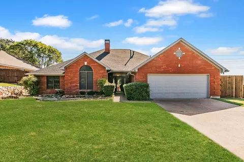 10213 Trail Ridge Dr, Benbrook, TX 76126