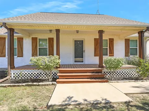 105 Red Oak Ln, Trenton, TX 75490