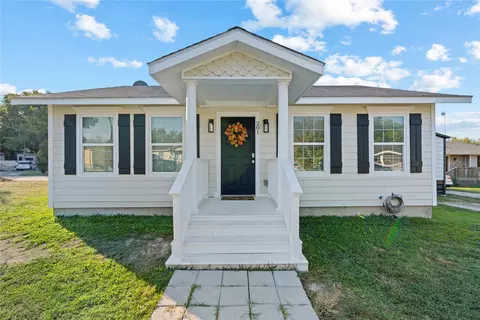201 Spring Valley Cir, Azle, TX 76020