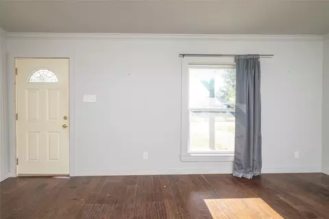 Living - 110 Wade St, Terrell, TX 75160 photo 1 of 4