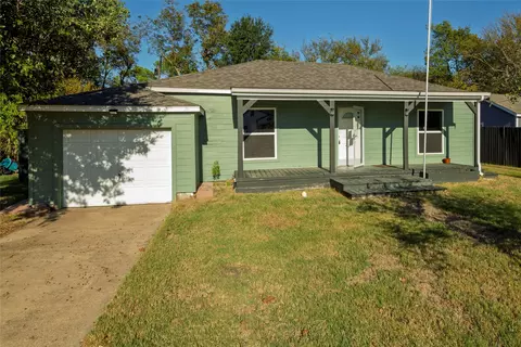 Exterior - 110 Wade St, Terrell, TX 75160 photo 2 of 5