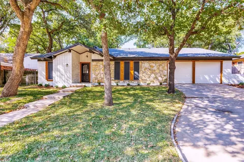 732 Kentwood Cir, Bedford, TX 76021