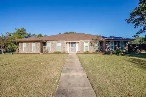 101 Country Club Dr, Joshua, TX 76058
