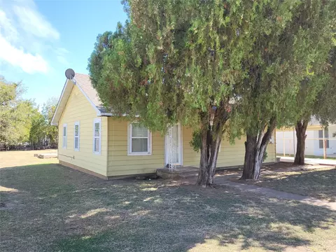 416 N Knox St, Jacksboro, TX 76458