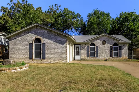 900 Redbud St, Crowley, TX 76036