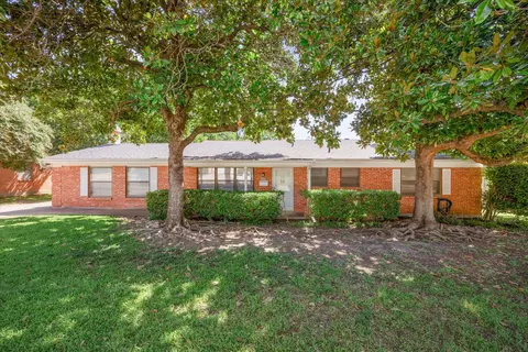3217 Phoenix Dr, Fort Worth, TX 76116