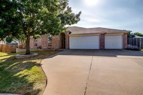 404 Hidden Trail Ct, Burleson, TX 76028