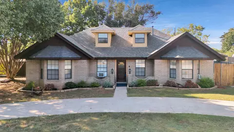 302 Old Spanish Trl, Valley View, TX 76272