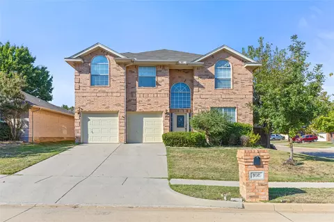 900 Robin Dr, Saginaw, TX 76179