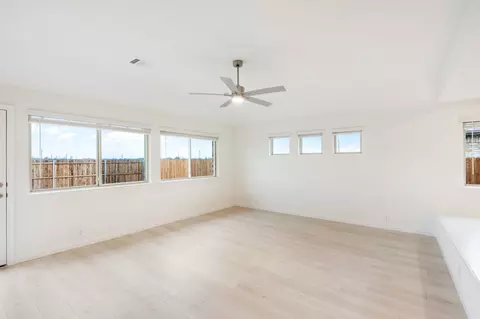 Living - 220 Eagle View Ln, Commerce, TX 75428 photo 2 of 6
