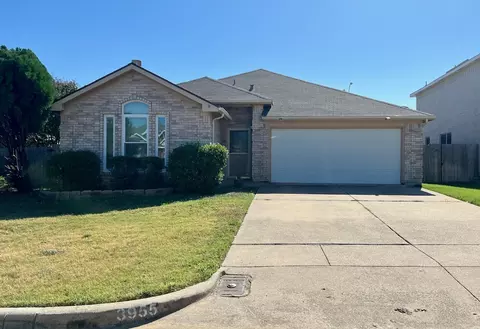 3955 Busch Gardens Dr, Fort Worth, TX 76123