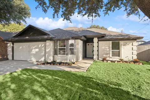 815 Crystal Creek Ln, Arlington, TX 76001