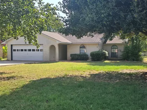 104 Modoc Trl W, Lake Kiowa, TX 76240