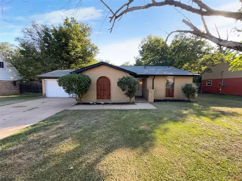 217 Smith St, Burleson, TX 76028