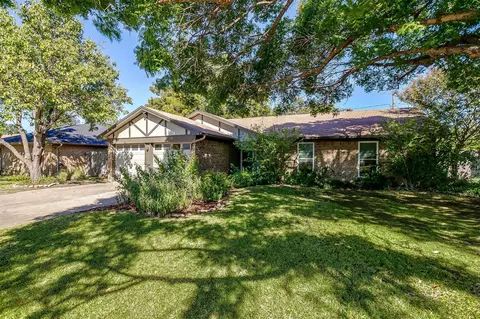 1805 Prince Dr, Benbrook, TX 76126