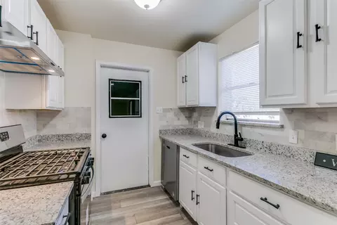 Kitchen - 700 Shelmar Dr, Euless, TX 76039 photo 4 of 5