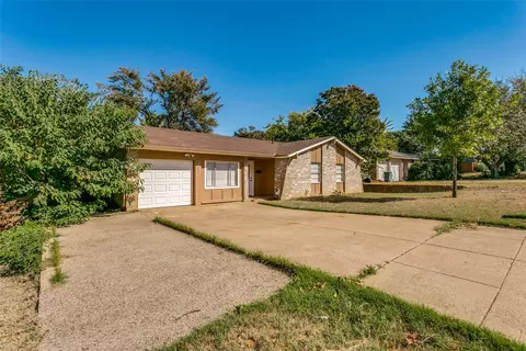 700 Shelmar Dr, Euless, TX 76039