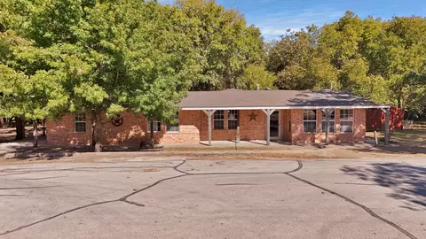 204 W Jacksboro St, Chico, TX 76431