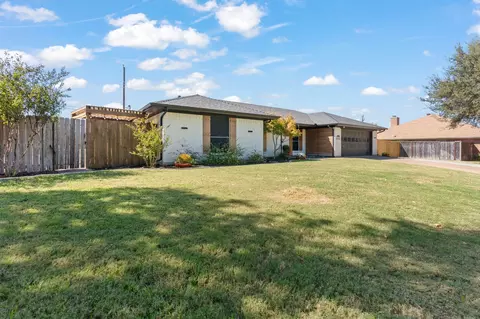 1208 Murry Dr N, Cleburne, TX 76033