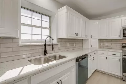 Kitchen - 400 E Vaughn Rd, Cleburne, TX 76031 photo 3 of 7
