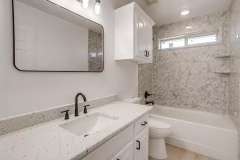 Bath - 400 E Vaughn Rd, Cleburne, TX 76031 photo 5 of 6