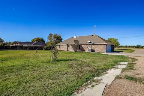 Exterior - 400 E Vaughn Rd, Cleburne, TX 76031 photo 4 of 4