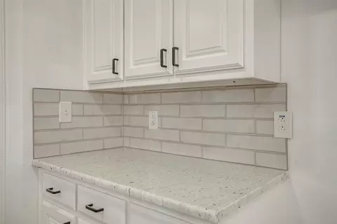 Kitchen - 400 E Vaughn Rd, Cleburne, TX 76031 photo 6 of 7