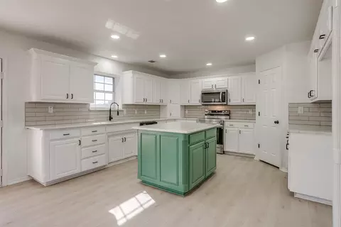 Kitchen - 400 E Vaughn Rd, Cleburne, TX 76031 photo 1 of 7