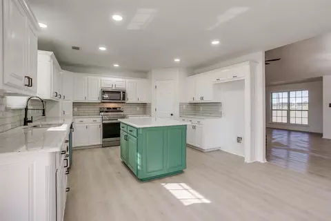 Kitchen - 400 E Vaughn Rd, Cleburne, TX 76031 photo 2 of 7