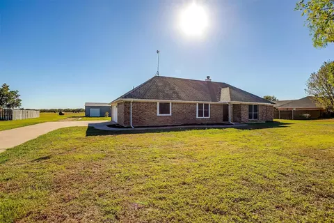 Exterior - 400 E Vaughn Rd, Cleburne, TX 76031 photo 2 of 4