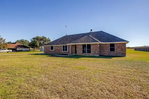 Exterior - 400 E Vaughn Rd, Cleburne, TX 76031 photo 3 of 4