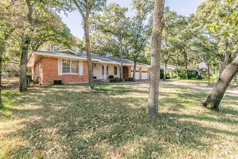 1504 Canterbury Cir, Fort Worth, TX 76112