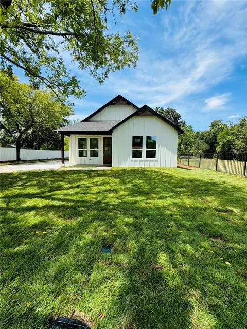 2824 Walker St, Fort Worth, TX 76105