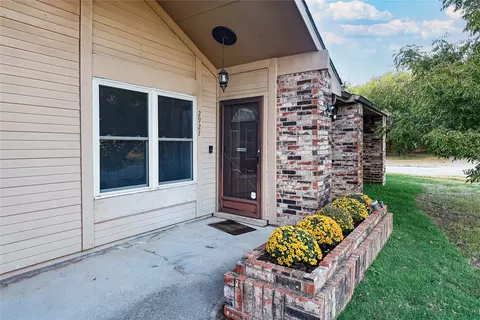 2927 Gray Oak Dr, Euless, TX 76039